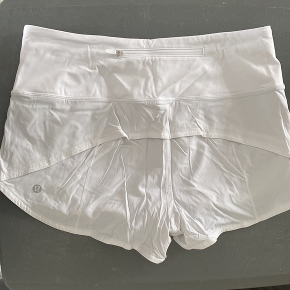 Lululemon High rise speed up shorts 2.5” size 8 - Picture 2 of 4